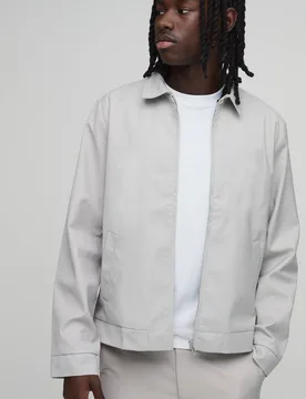 Herren Taillierte Normal Geschnittene Jacke Mit Reißverschlusskragen Im Set Stone Größe Medium - boohooMAN - FashionsVida