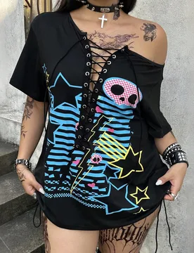 Camiseta de talla grande negra estilo retro americano oscuro con hombro asimétrico, estampado, cordones y escote en V profundo, top holgado y estiliz - Shein - FashionsVida