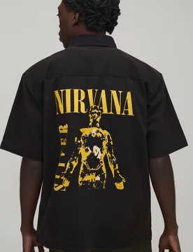 Herren Nirvana Gewaschenes Twill Kurzarm-Hemd Black Größe Small - boohooMAN - FashionsVida