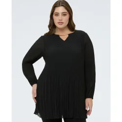 Blusa de mujer plisada de georgette con joya