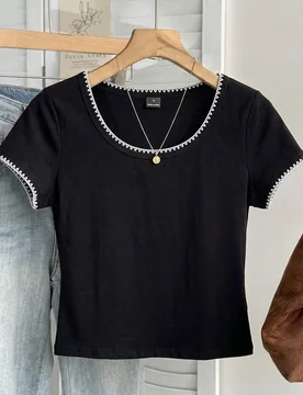 Camiseta ajustada de cuello redondo con bordado de concha, 95% algodón, negra, casual y minimalista para mujer, adecuada para el verano, top de veran - Shein - FashionsVida