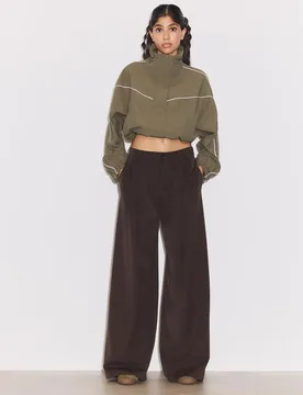 Weit geschnittene Stoffhose mit Bundfalten Braun 44 - Stradivarius - FashionsVida