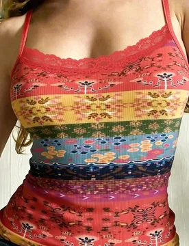 Camiseta de mujer con estampado de encaje y color contrastante en todo el diseño S - Shein - FashionsVida
