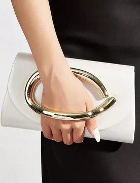 Este encantador bolso de mano de gran capacidad para la noche cuenta con una correa de cadena brillante y una solapa elegante, hecho de material de cu - Shein - FashionsVida