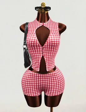 Conjunto de 2 piezas a cuadros rojos y blancos para mujer, Camiseta de tirantes calada y pantalones cortos, Top corto de un solo pecho de corte ajusta - Shein - FashionsVida