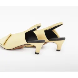 Zapato de salón con tacón destalonado y pliegues en piel