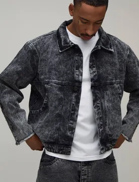 Herren Übergroße Jeansjacke Mit Acid-Wash Und Perlenbesatz Washed Black Größe Large - boohooMAN - FashionsVida