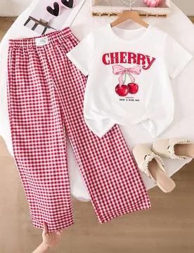 Set de 1 conjunto de camiseta y pantalones con estampado de cuadros y cerezas, informal y lindo, para niñas preadolescentes - Shein - FashionsVida