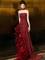 A new fishtail dress with strapless toasting style