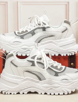 Este zapato minimalista y elegante para hombre presenta un diseño de malla blanca y gris con parches, combinado con un tacón de cuña grueso, lo que - Shein - FashionsVida