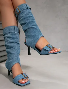 Botas tubo de mezclilla con hebilla de metal y fruncido, punta cuadrada, tacón fino, sandalias de punta abierta para mujer CN45 - Shein - FashionsVida