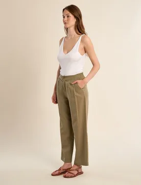 Pantalón de mujer tobillero detalle pliegues - Molly Bracken - FashionsVida