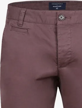 Pantalón chino de hombre slim fit con cierre de botones ocultos - Scalpers - FashionsVida