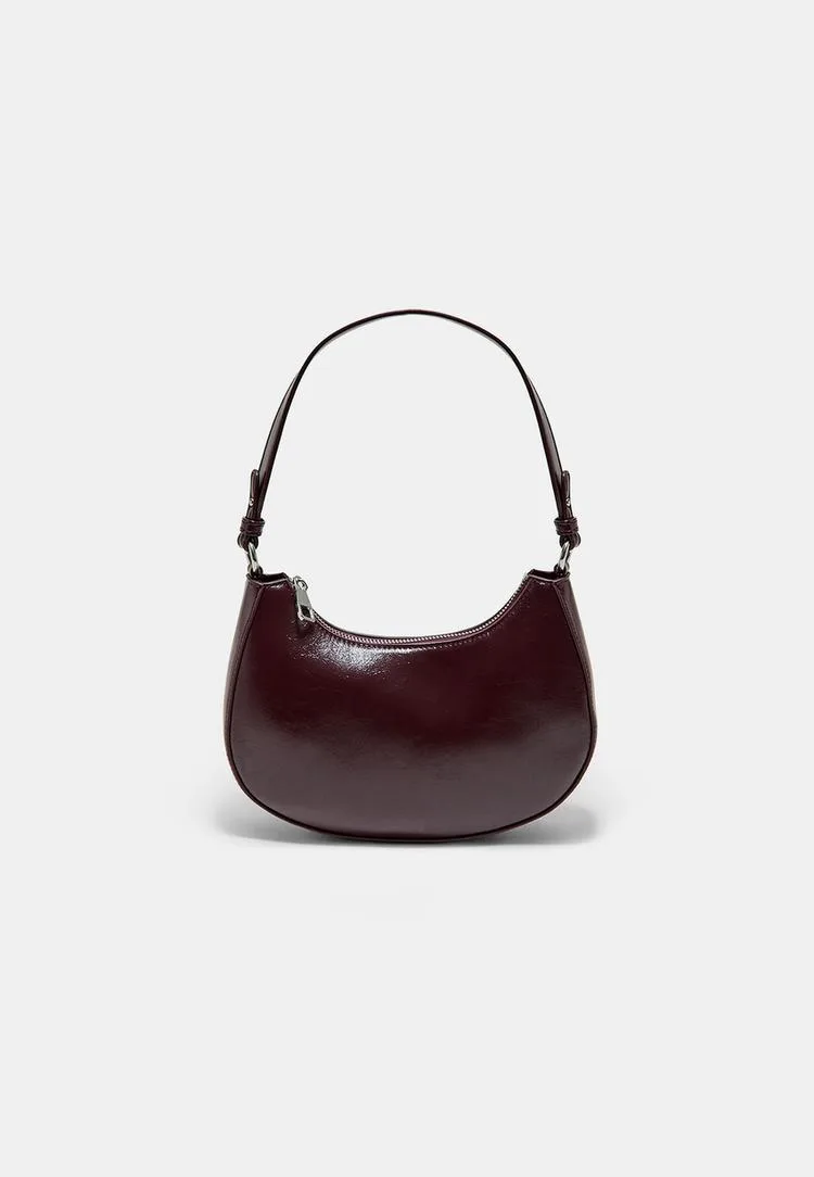 Mondförmige Schultertasche mit Kette Granatrot OS - Stradivarius - FashionsVida