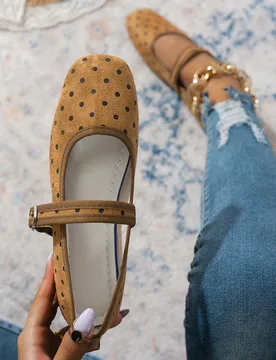 Par de zapatos planos tipo Mary Jane para mujer, color beige con diseño de punta cuadrada, hebilla marrón claro, estilo retro de moda para exterior - Shein - FashionsVida