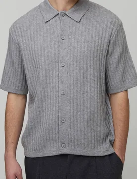 Herren Boxy geschnittenes weiches Kurzarm-Rippstrick-Shirt Grey Größe Medium - boohooMAN - FashionsVida
