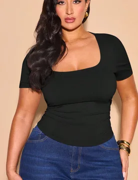 Camiseta de punto de manga corta con cuello cuadrado gris, elástica y recogida, para talla grande, primavera y verano. Elegante y versátil para ir a - Shein - FashionsVida