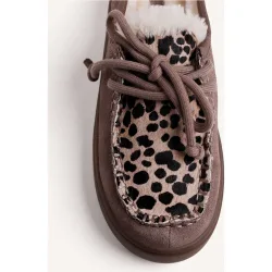 Zuecos planos de mujer de piel serraje con estampado de leopardo y plataforma