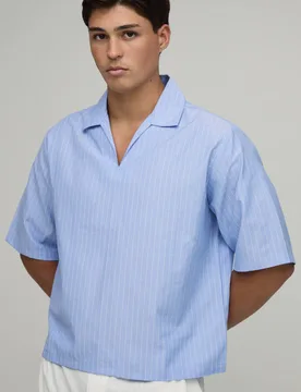 Herren Übergroßes Kastenförmiges Popeline-Streifen-V-Ausschnitt-Polohemd Light Blue Größe Small - boohooMAN - FashionsVida
