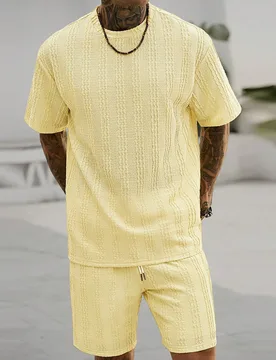 Conjunto de 2 piezas casual de verano amarillo claro para hombre, camiseta de manga corta texturizada y pantalones cortos, ropa de vacaciones tropical - Shein - FashionsVida