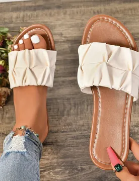 Sandalias planas con pliegues y puntera redonda para mujer, diapositivas casuales de talla grande para el Día de San Valentín, atuendos de primavera - Shein - FashionsVida