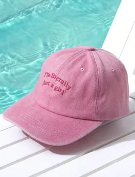 Pieza Gorra de béisbol de mujer bordada con "Soy literalmente solo una chica", ajustable, protección solar para exteriores, sombrero casual adecuado - Shein - FashionsVida