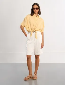 Camisa de mujer de manga corta detalle lazada - Lili Sidonio - FashionsVida