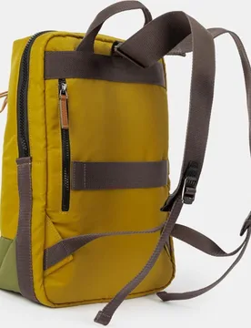 Mochila de mujer de nylon reciclado y repelente al agua - Scharlau - FashionsVida