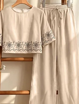 Conjunto de 2 piezas para mujer de vacaciones de verano con top de cuello redondo y manga corta con estampado floral y pantalones con cintura de cord? - Shein - FashionsVida