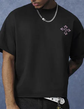 Camiseta de manga corta con cuello redondo y ajuste regular para hombre, con patrón de cruz 3D, estilo casual de ropa de calle, bloques de color negr - Shein - FashionsVida