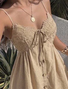 Vestido de verano con tirantes de espagueti y parches de encaje para mujer, atuendo casual de vacaciones, vestido corto casual y lindo con lazo en la - Shein - FashionsVida