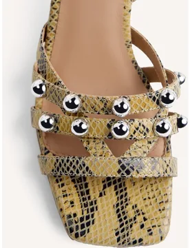 Sandalias de tacón de mujer de piel con estampado de serpiente y detalle de tachas - Gioseppo - FashionsVida