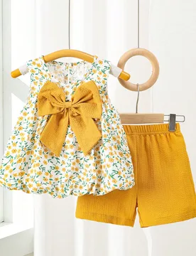 Piezas/Set Conjunto de Verano para Niñas, 4-7 Años, Top sin Mangas Amarillo con Decoración Floral Pequeña y Lazo & Pantalones Cortos con Cintura E - Shein - FashionsVida