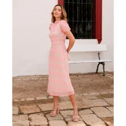 Vestido de invitada estampado floral cuello alto