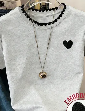 Camiseta casual de mujer para deportes al aire libre, nueva llegada de verano, color blanco, diseño gráfico, bordado de colmillo rojo, bordado de co - Shein - FashionsVida