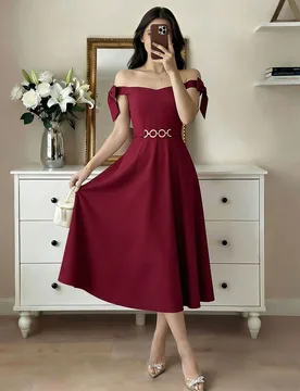 Vestido elegante para mujer con hombros descubiertos, detalle de cadena en la cintura, cintura con lazo, bajo fluido, color borgoña, largo midi, perf - Shein - FashionsVida