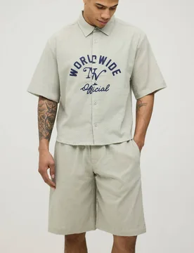 Herren Überfärbtes Seersucker-Set Mit Print - Oversized Boxy Shirt & Longline Baggy Shorts Charcoal Größe XS - boohooMAN - FashionsVida