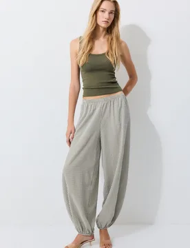 Weite karierte Hose Khaki L - Stradivarius - FashionsVida