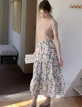 Conjunto de camiseta de manga corta de cuello redondo de unicolor y falda con volantes de estampado floral para adolescentes, ideal para primavera y v - Shein - FashionsVida