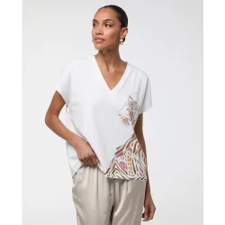 Camiseta de mujer con escote de pico y detalle cara tigre