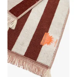 Toalla de playa 100% algodón con pespuntes y estampados