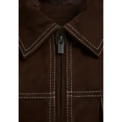 Cazadora de piel de hombre con cuello camisero y costuras a contraste
