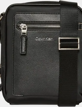 Bandolera con firma metalizada grabada - Calvin Klein - FashionsVida