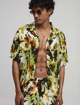 Herren Übergroßes Hemd Mit Abstraktem Druck Und Reverskragen Green Größe Small - boohooMAN - FashionsVida