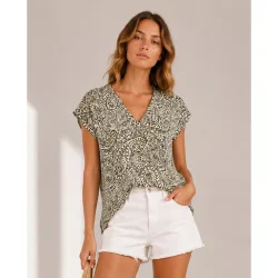 Camiseta de mujer de manga corta con escote pico