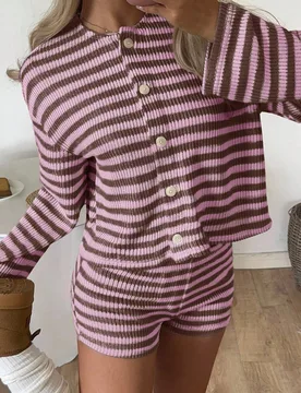 Conjunto de 2 piezas de top de manga larga con botones delanteros y shorts de punto rosa y marrón, casual y cómodo para mujer, ropa de estar en casa - Shein - FashionsVida