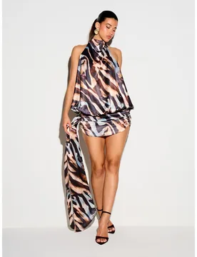 Vestido mini de satén con cuello halter, espalda abierta, estampado de tigre, falda fruncida y detalle de cola de bufanda dramática S - Shein - FashionsVida