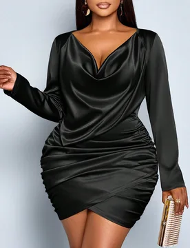 Vestido corto de fiesta ajustado de satén con cuello drapeado, espalda descubierta y plisado para mujer de talla grande, Vestido de satén brillante - Shein - FashionsVida