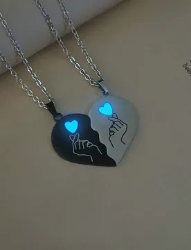 Juego de 2 piezas/Set de Collares con Colgante de Rompecabezas en Forma de Corazón con Gesto de Mano Brillante para Parejas, Amistad y Familia, Joyer - Shein - FashionsVida