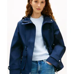 Parka corta de mujer con capucha y bolsillos de parche
